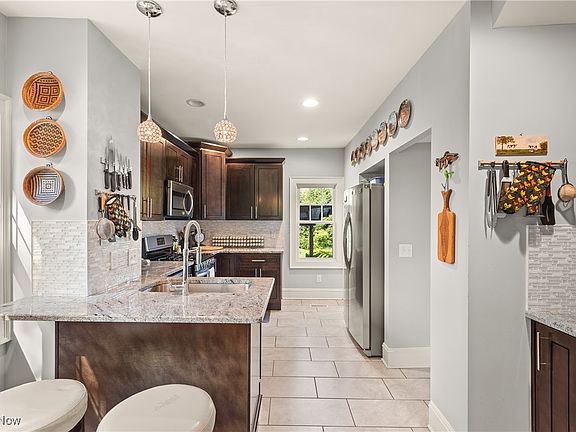 2nd image of 1060 Forest Cliff Dr