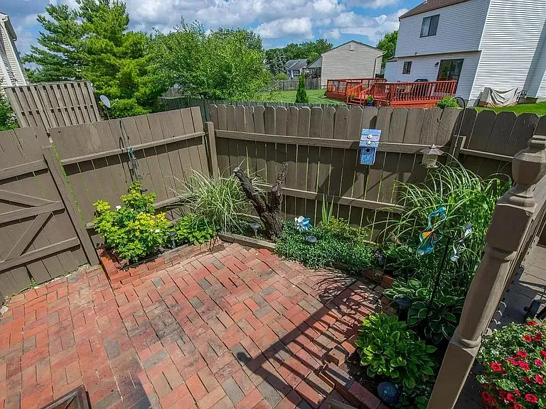 4961 Singleton Dr — Photo 10