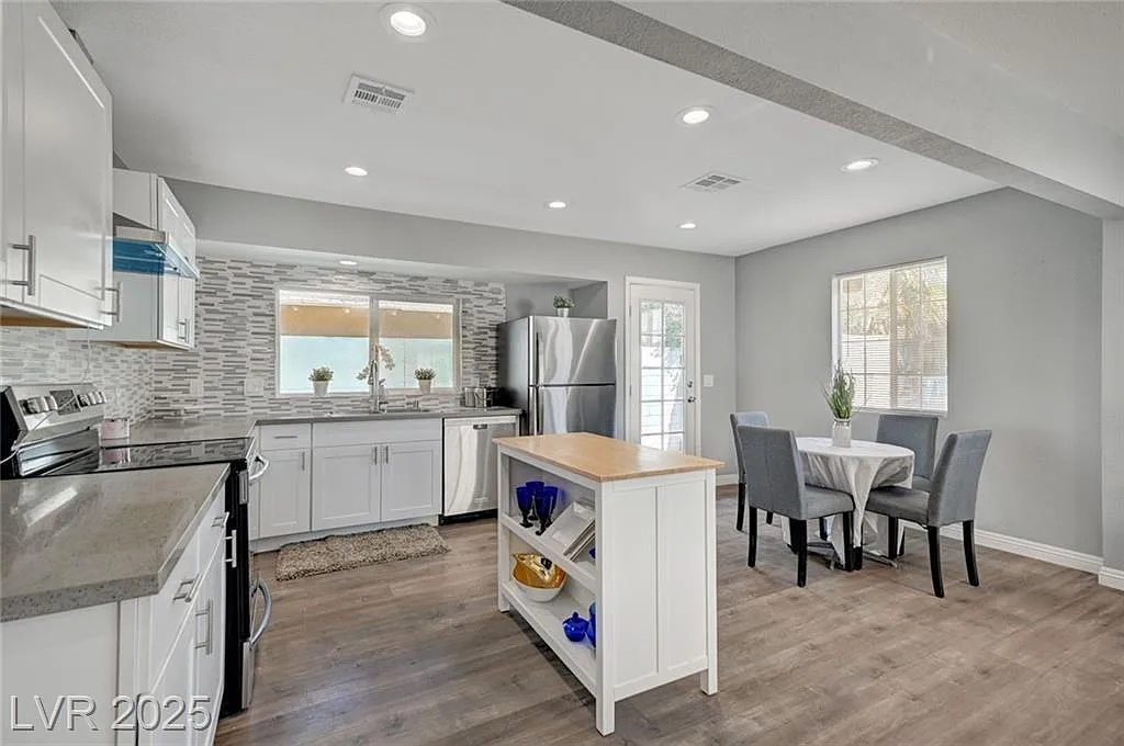 3 bed, 1.0 bath, 1061 sqft, $1,650 — Photo 4