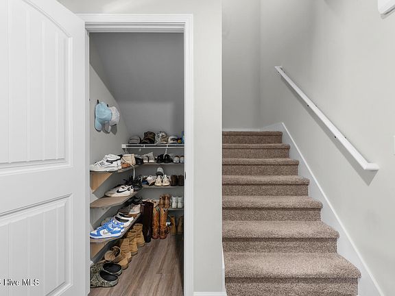 5th image of 405 Reno Place