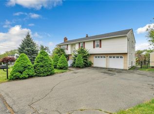 29 Hickory St, Trumbull, CT 06611