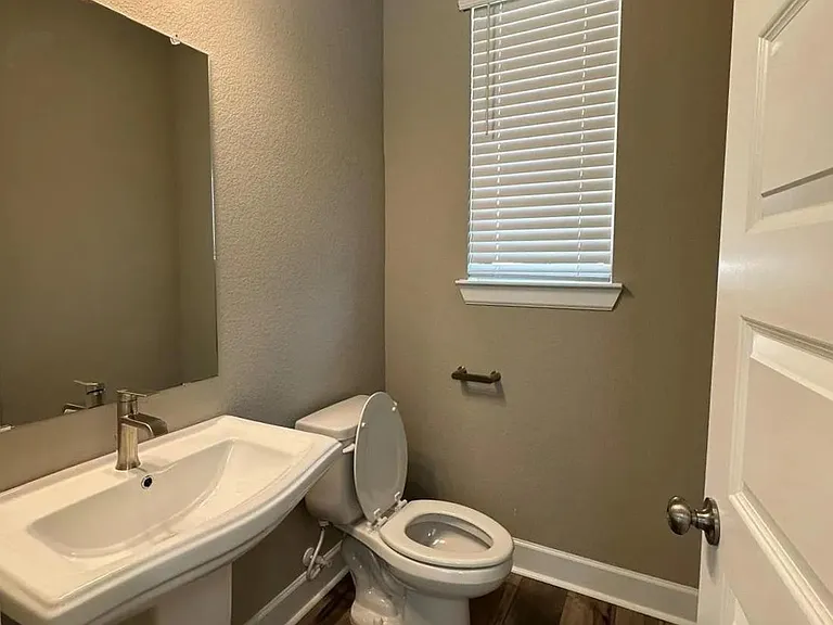 2525 Four Roses Dr — Photo 7