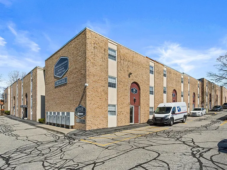Courtview Square Apartments — Photo 12