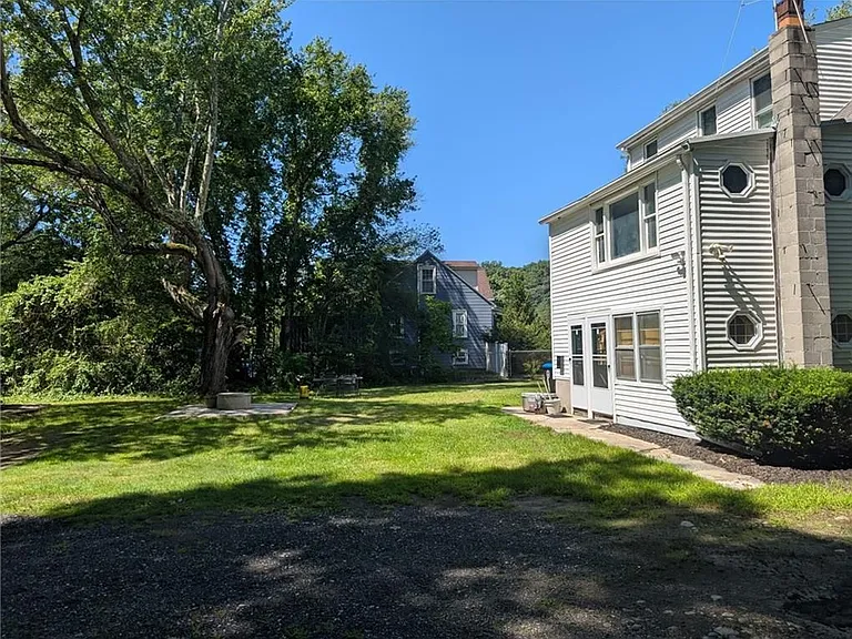1014 Victory Hwy #2 — Photo 3