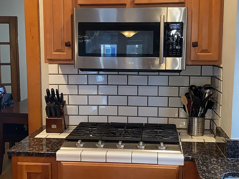 Gas range in kitchen! (double oven on left)