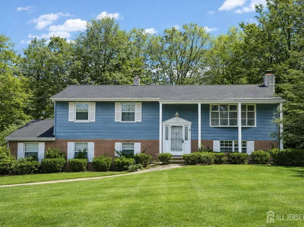 4 Walnut St, Monroe Township, NJ 08831