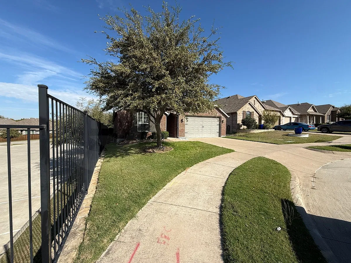 4 bed, 3.0 bath, 2114 sqft, $2,400 — Photo 3