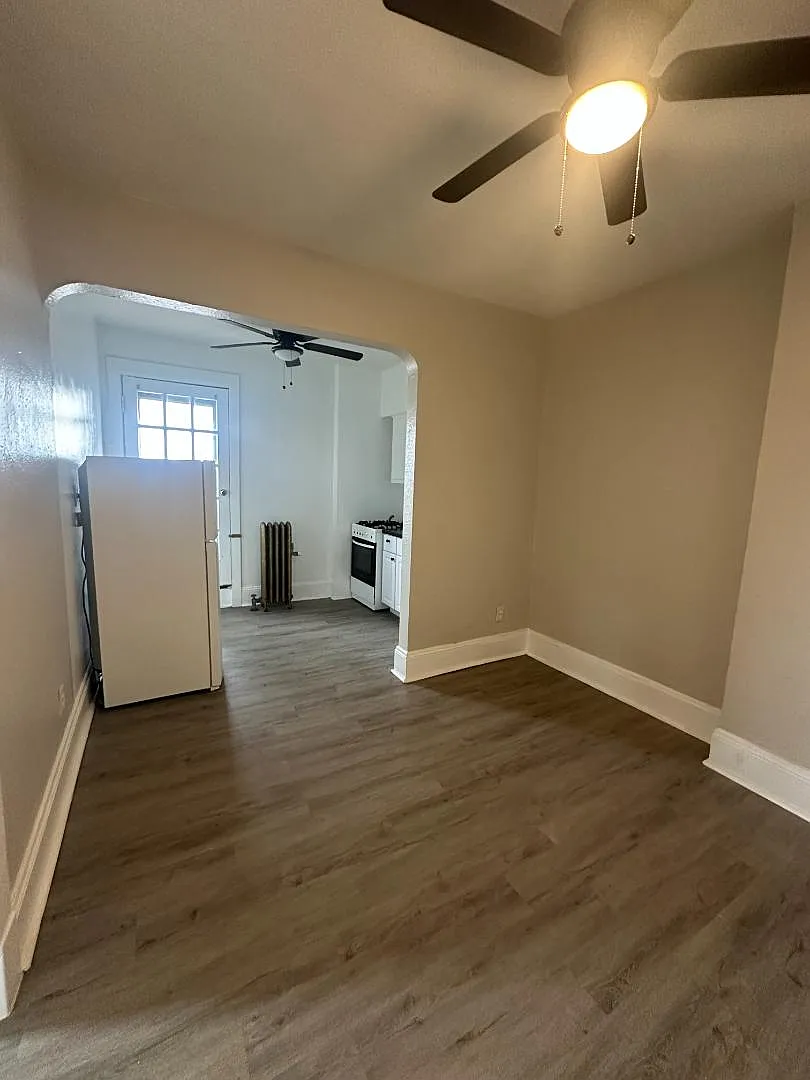 Unit Photo - 4806 Euclid Ave #25