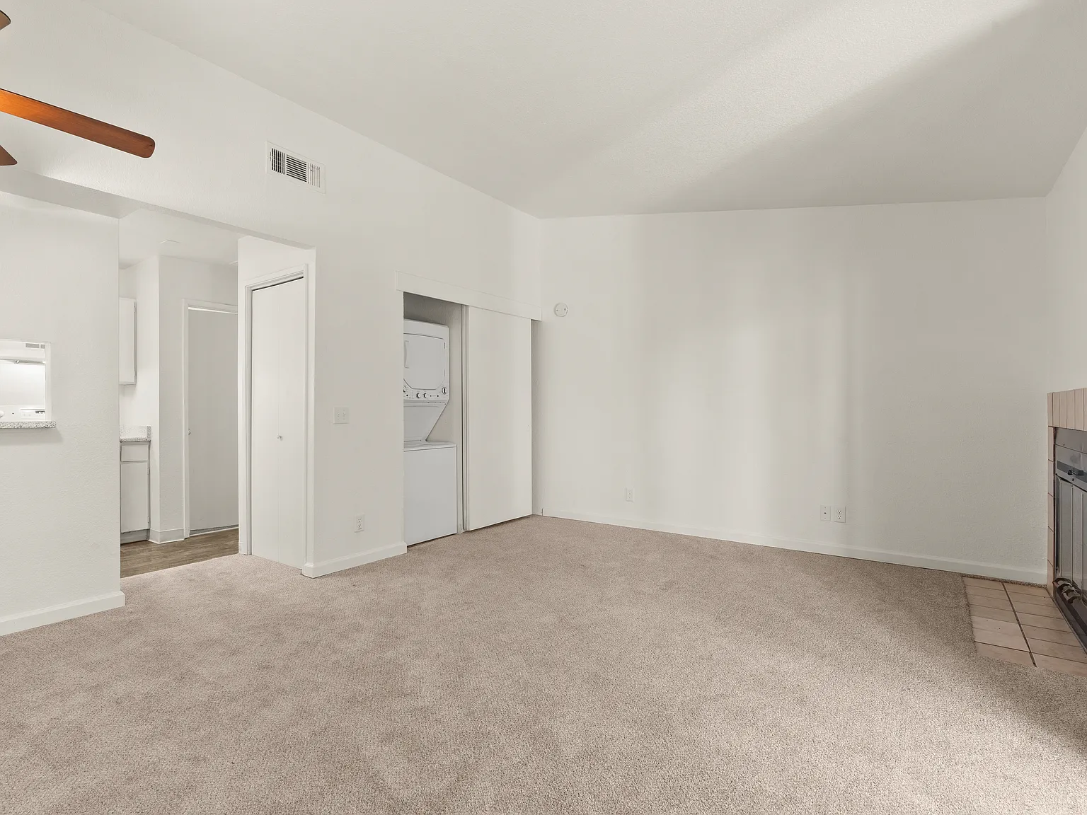 College Glen Apartments — Photo 2