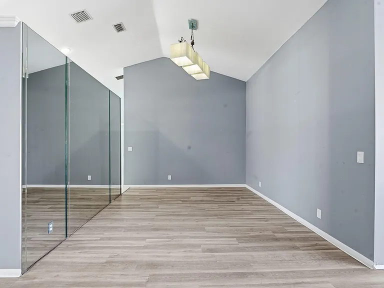 9284 Laurel Green Dr — Photo 10