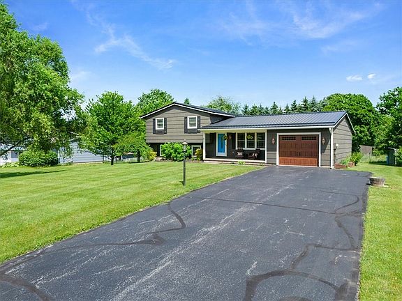 3rd image of 5 Hillside Dr