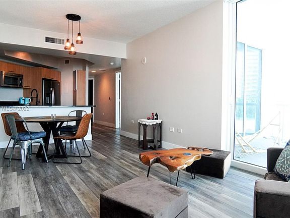 4th image of 480 NE 30th St APT 706