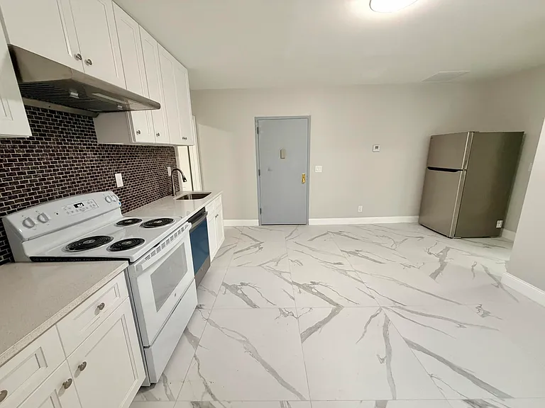 341 Grosvenor Ave #4 — Photo 7