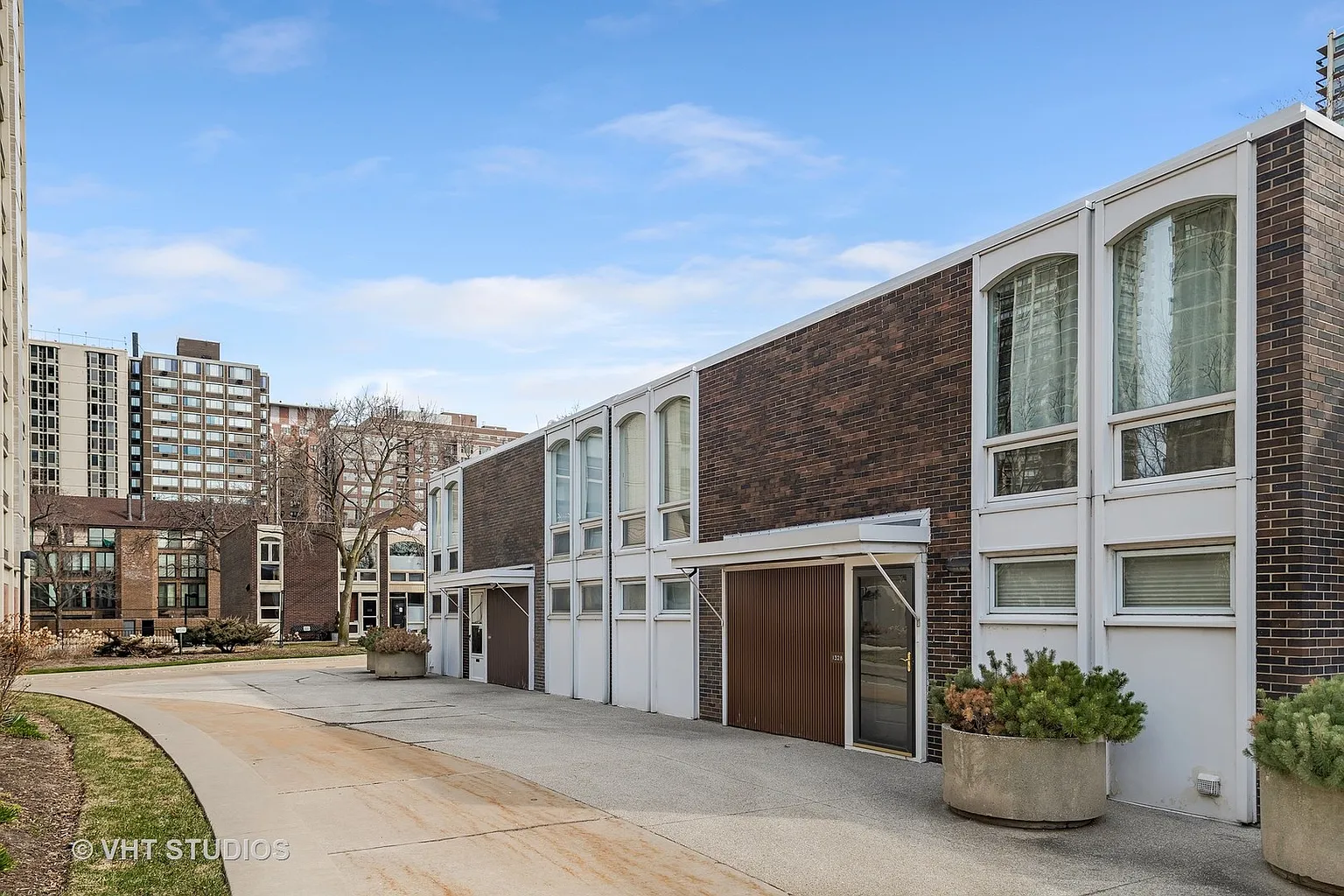 1328 N Sandburg Ter photo 1