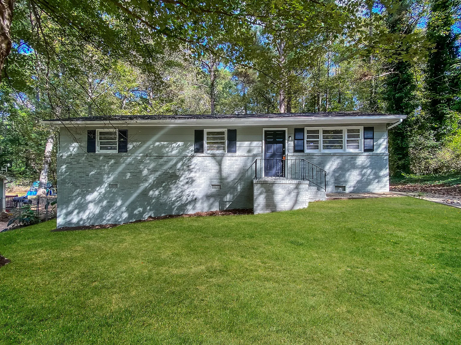 3 bed, 1.0 bath, 1012 sqft, $1,460 — Photo 1