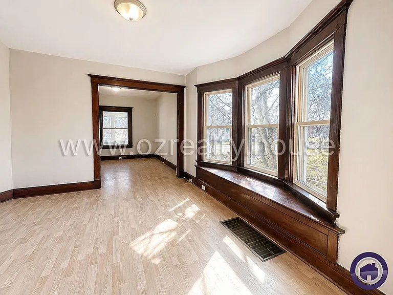 1031 N Michigan St — Photo 15