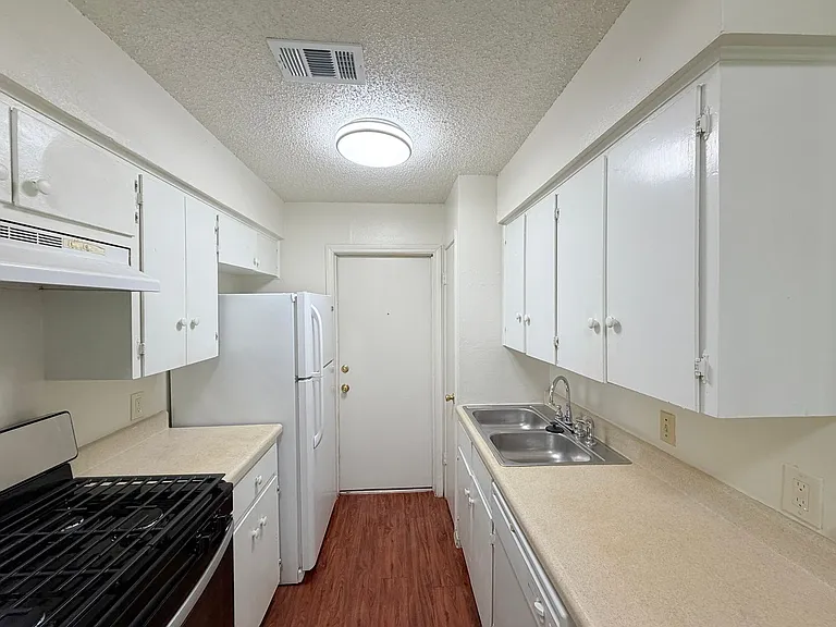 5206 Village Trl — Photo 8