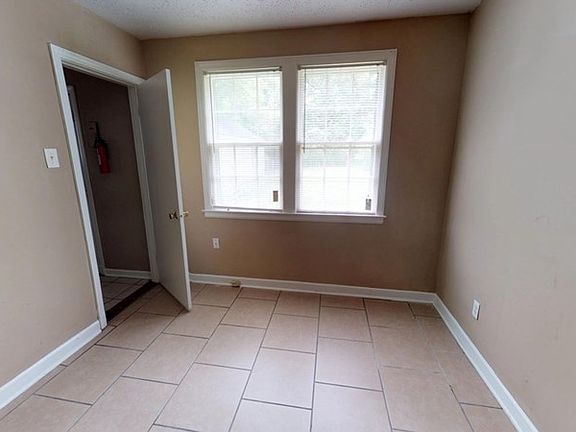 5th image of 3977 Canterbury Dr