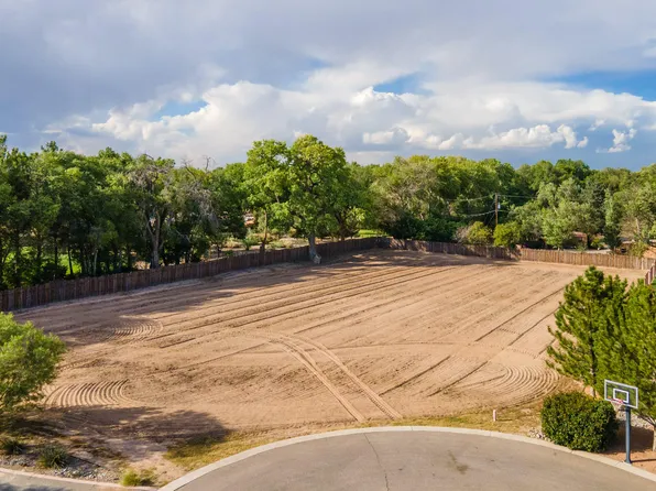 825 San Juan Pl NW, Los Ranchos De Albuquerque, NM 87107