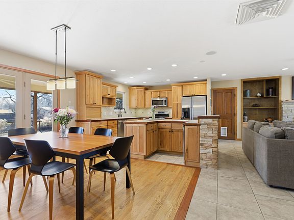 5th image of 955 Lakeside Ct