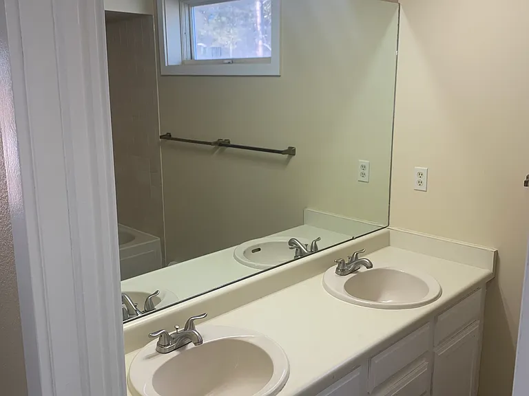 E Coachman Dr — Photo 3
