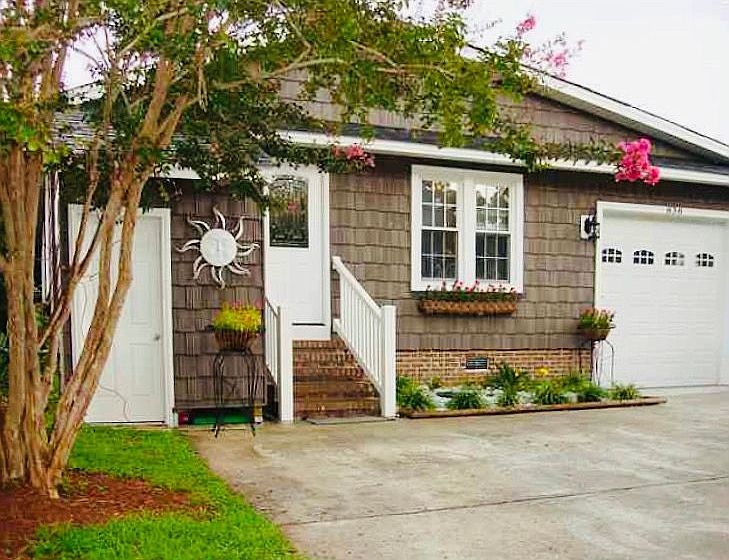 Cottage-style w/garage 