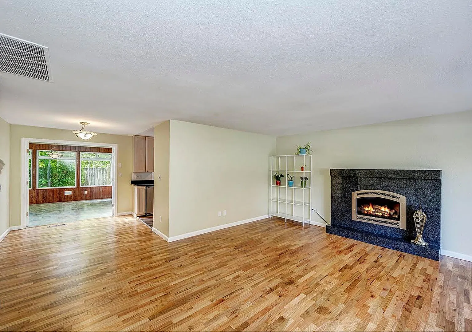 Edmonds 5 Bedroom 3.5 Bath Fully Fenced — Photo 4