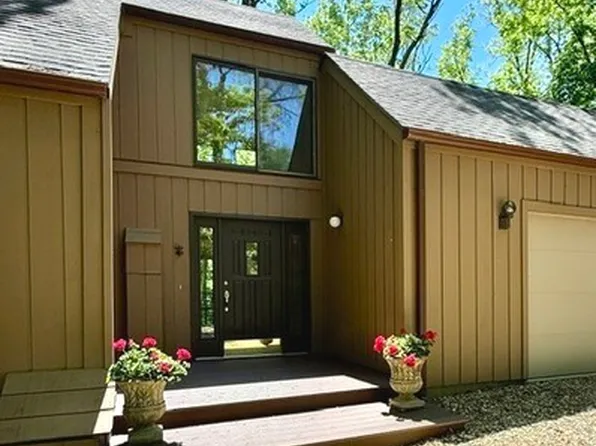 1309 Wildwood Ln, Mahomet, IL 61853