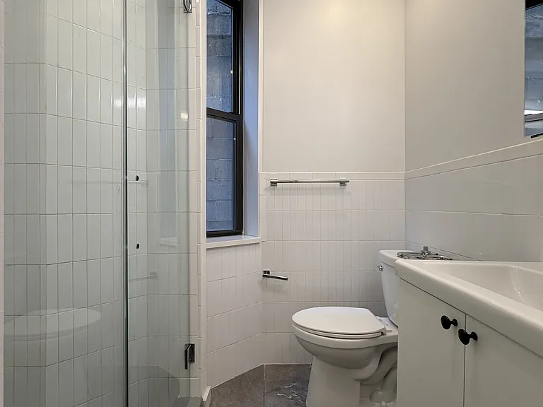 211 E 11th St #7 — Photo 6