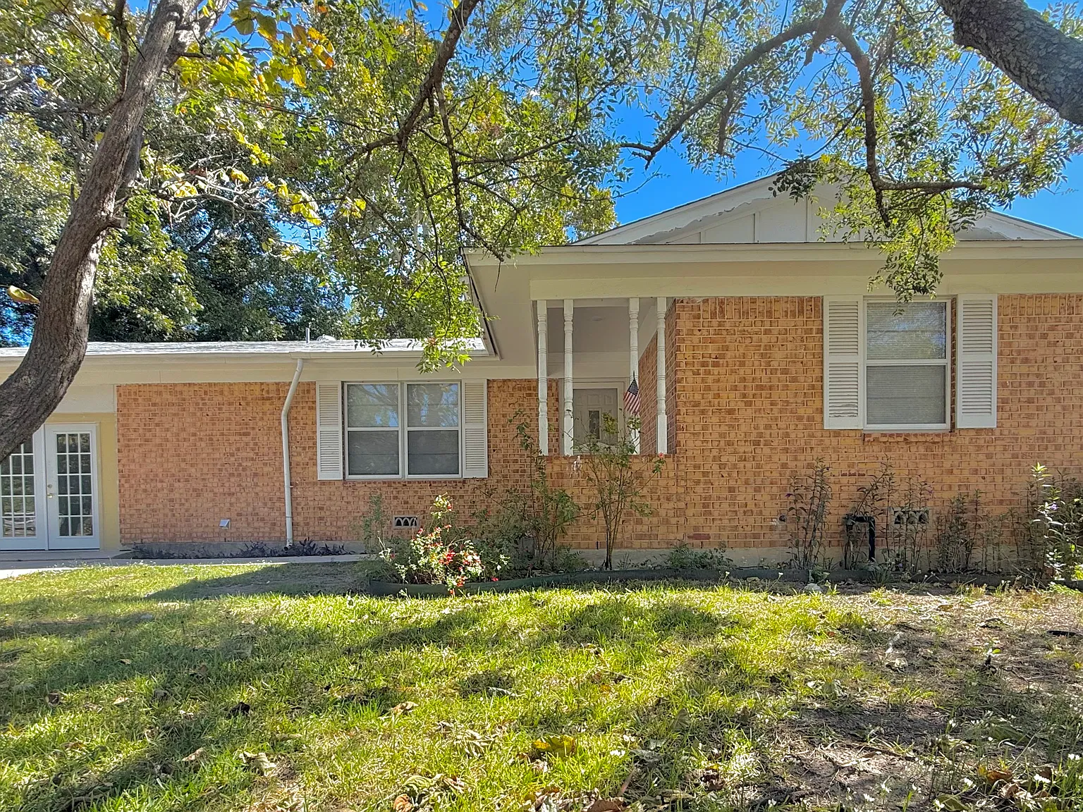 3 Bedroom 1.5 Bathroom with 1415 SQFT — Photo 2