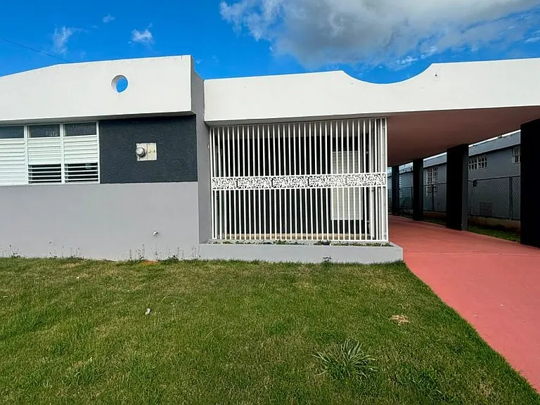 URB PASEOS REALES CASA D-9 CALLE MONARCA — Photo 1