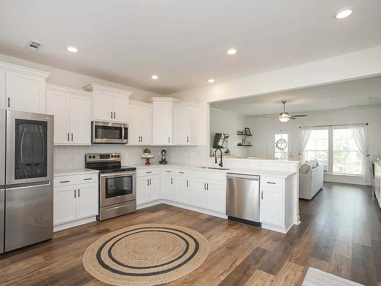 803 Goswell Dr — Photo 9