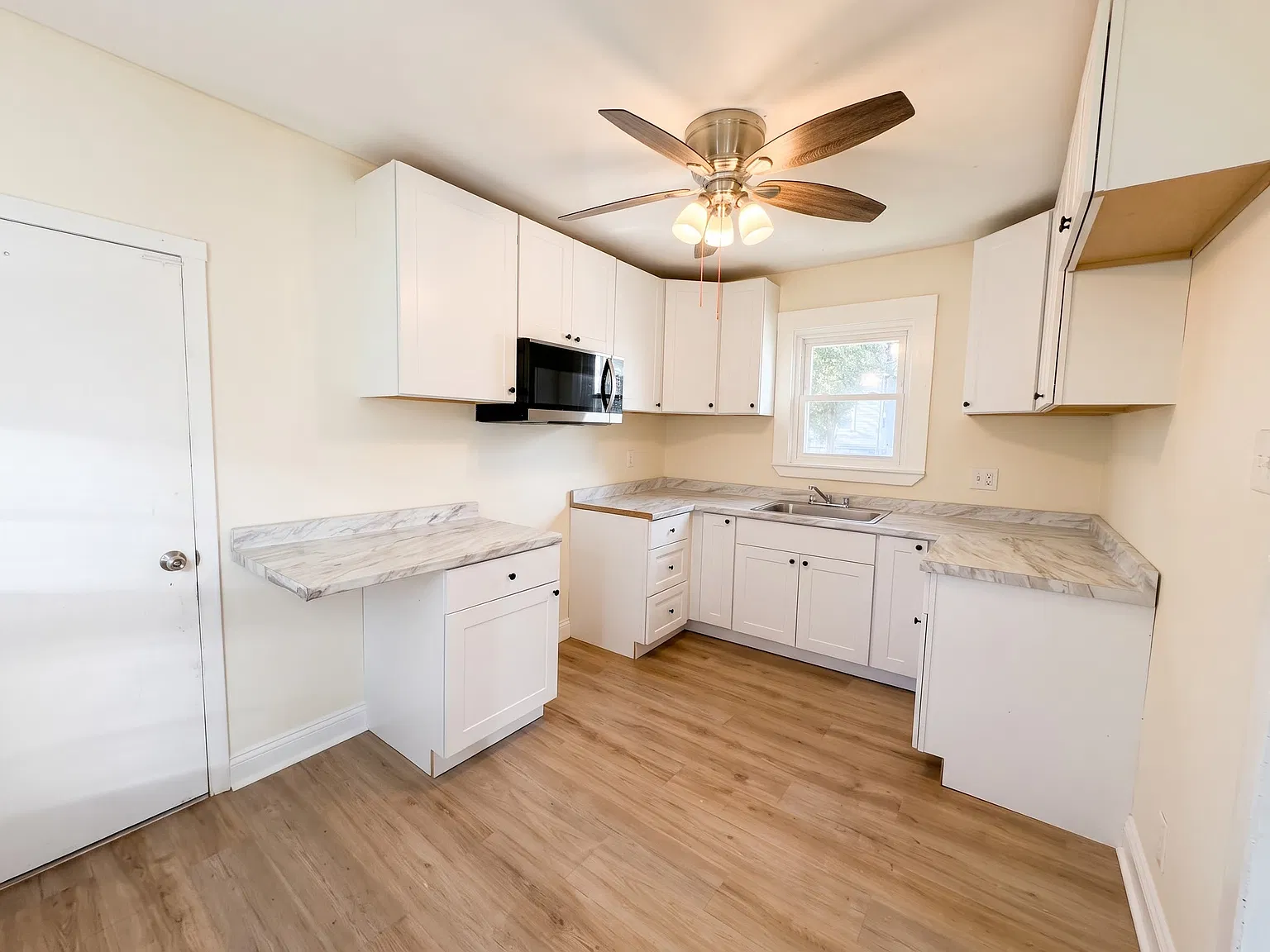 4 bed, 1371 sqft, $2,450 — Photo 3