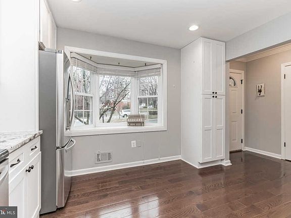 5th image of 10414 Armstrong St