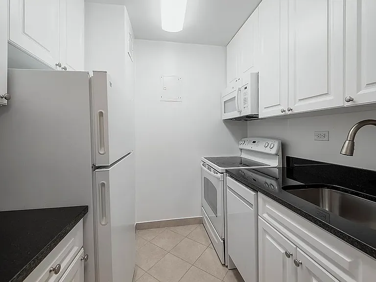 211 W 56th St #E16 — Photo 7