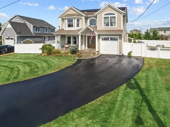 3 E Lincoln Avenue, Massapequa, NY 11758