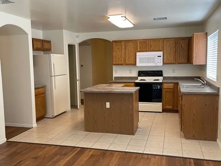 2057 W Silver Meadow Pl — Photo 5