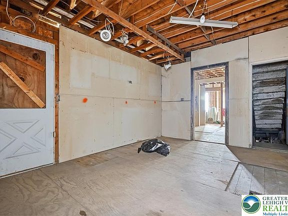 5th image of 813 Ferry St