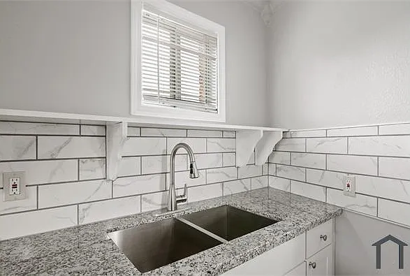 4811 Oakland St — Photo 24
