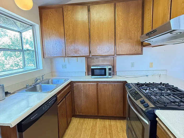 kitchen: lots of cabinet space