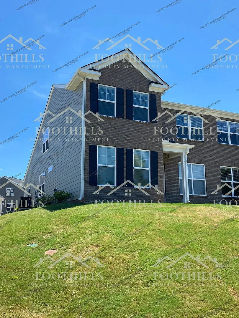 3 bed, 2.5 bath, 1800 sqft, $1,795 — Photo 1