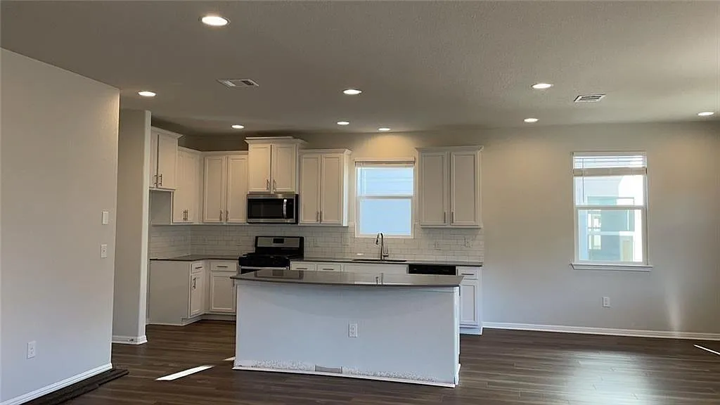 4 bed, 2.5 bath, 2013 sqft, $2,050 — Photo 4
