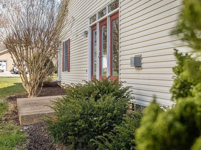 348 Diana Ct — Photo 31