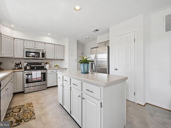 5th image of 6305 Derby Cir