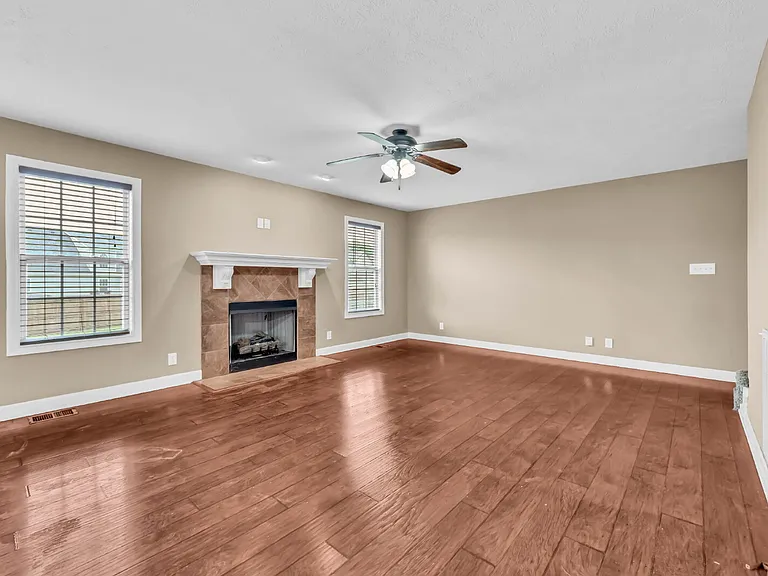 563 Falkland Cir — Photo 7