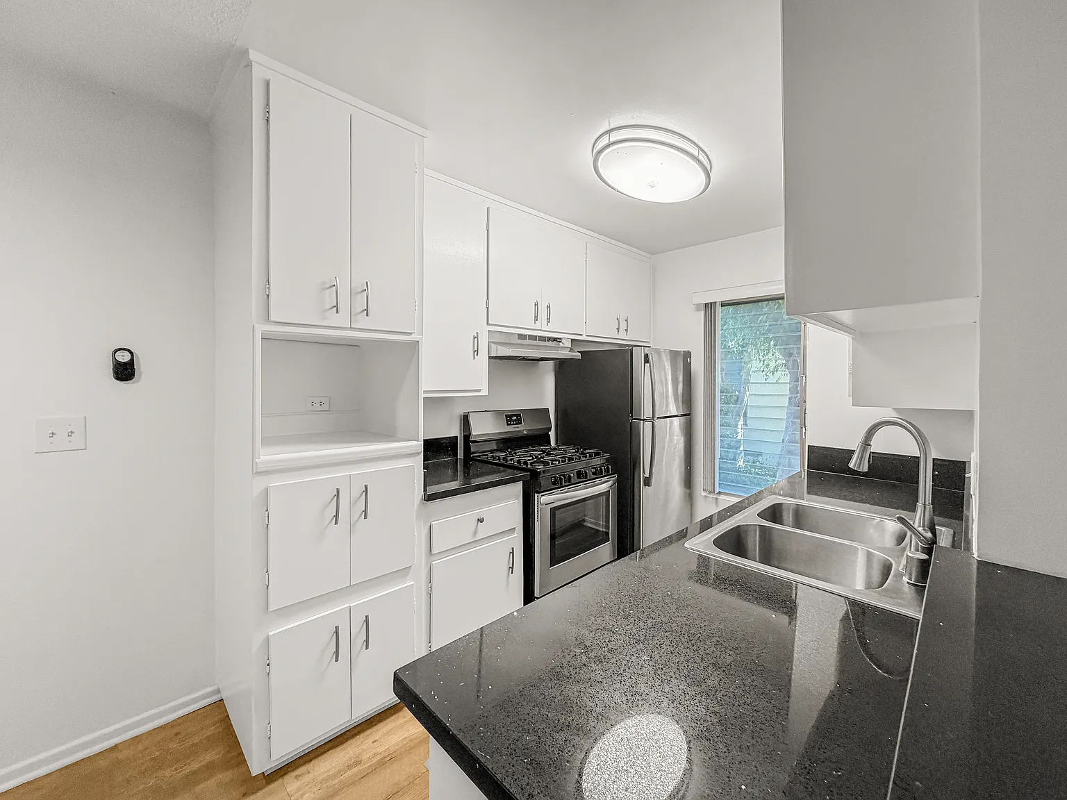 2 bed, 1.5 bath, 950 sqft, $2,895 — Photo 2