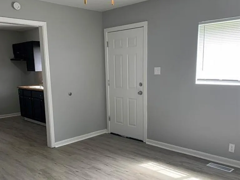 1524 E Legrande Ave — Photo 4