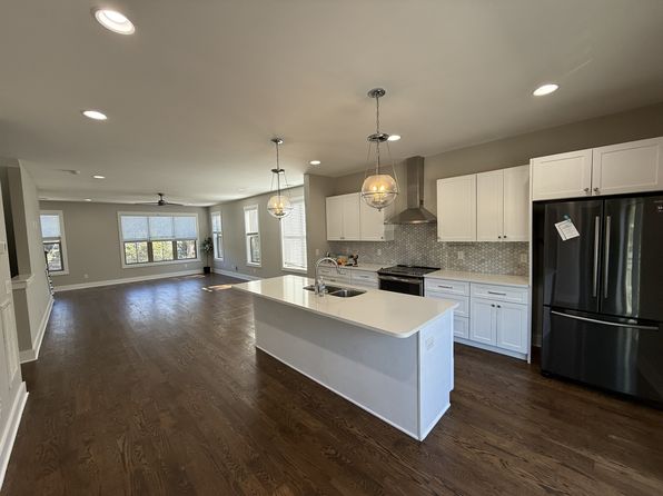 942 Riverside Dr