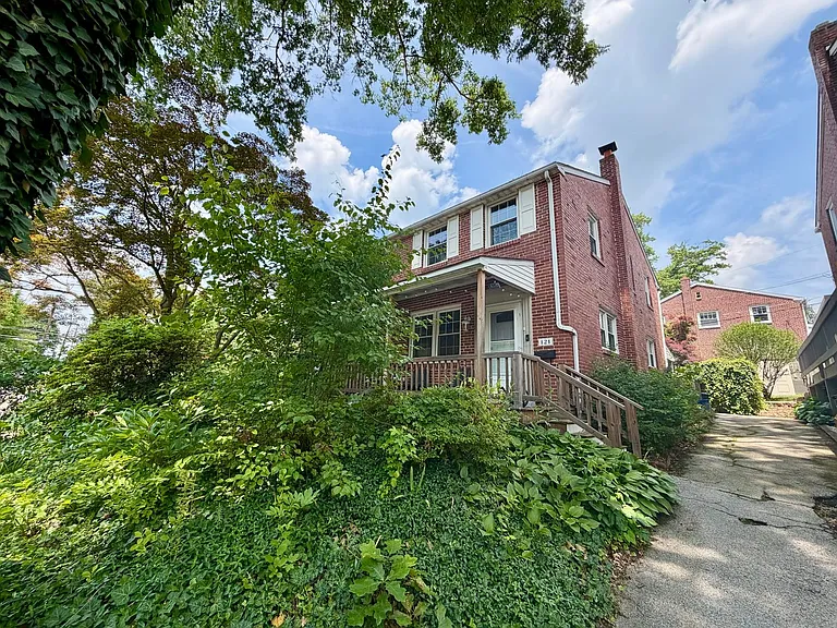 121 N Bradford Ave — Photo 1