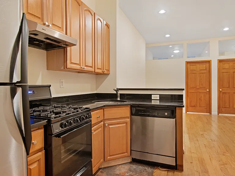 529 E 13th St #1A — Photo 5